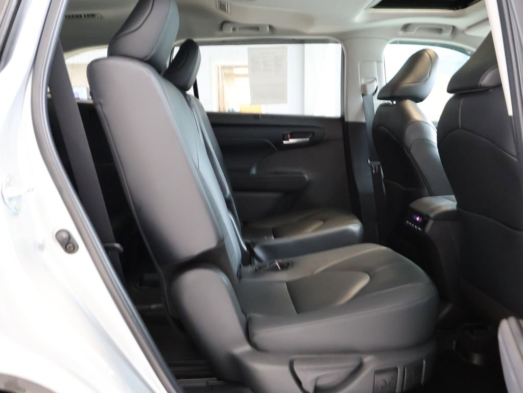 Used 2024 Toyota Highlander XLE AWD/4WD image 33
