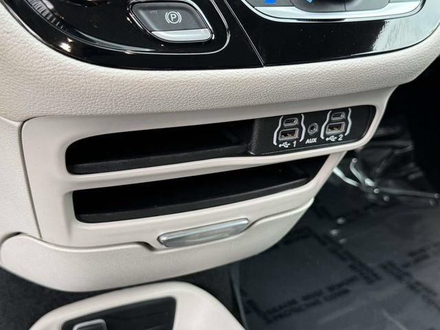 Used 2024 Chrysler Pacifica Limited FWD image 18