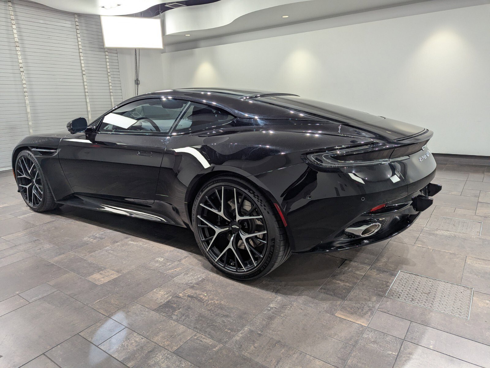 Used 2025 Aston Martin DB12 Coupe image 2