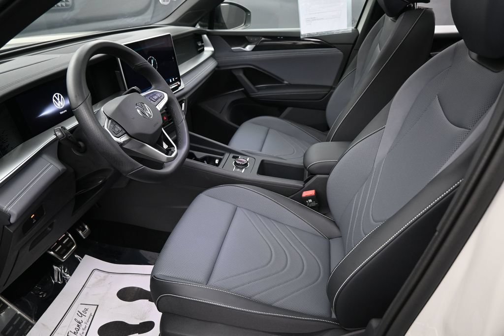Used 2025 Volkswagen Tiguan SE R-Line FWD image 18
