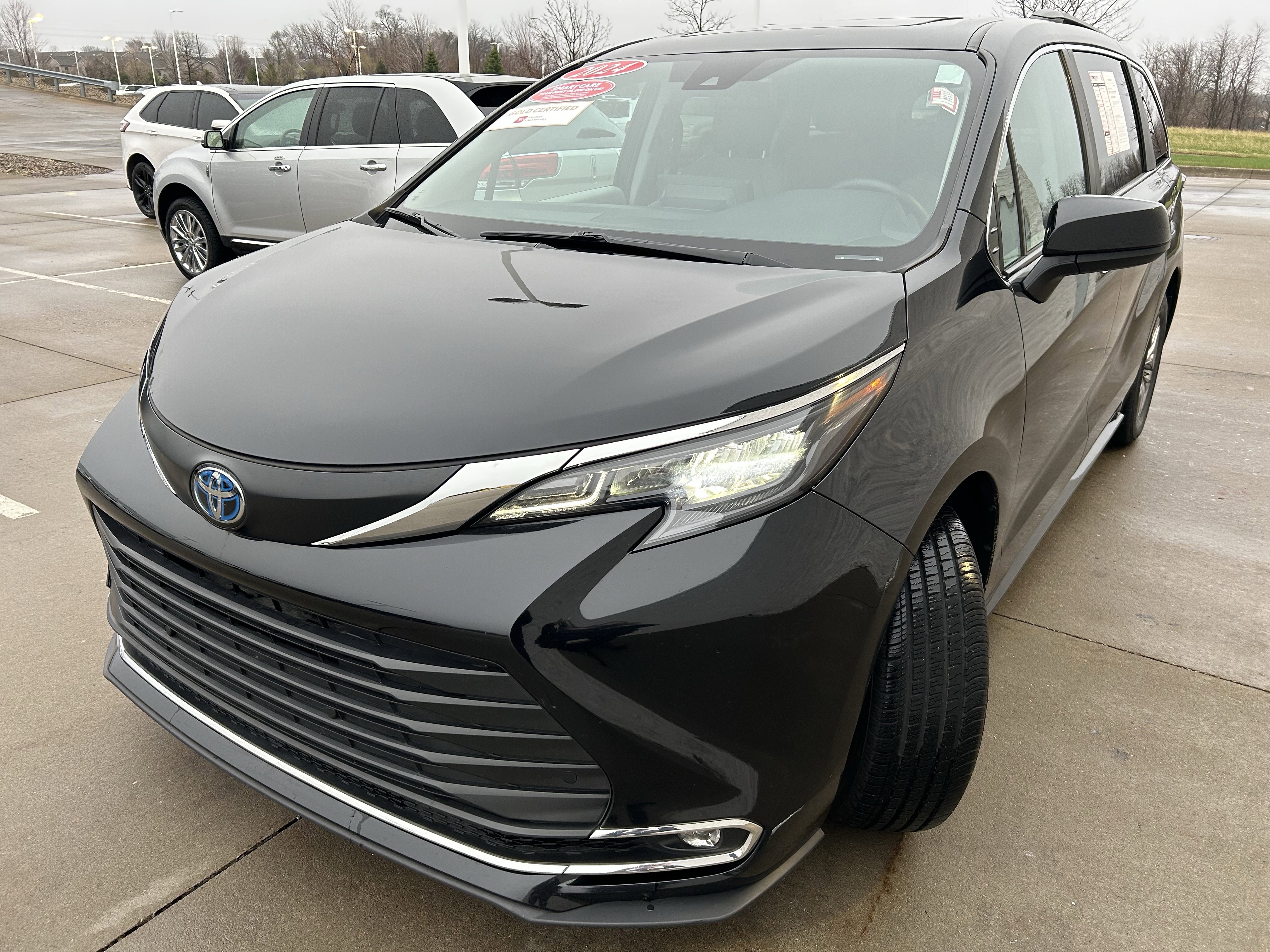 Certified 2024 Toyota Sienna XLE FWD image 3