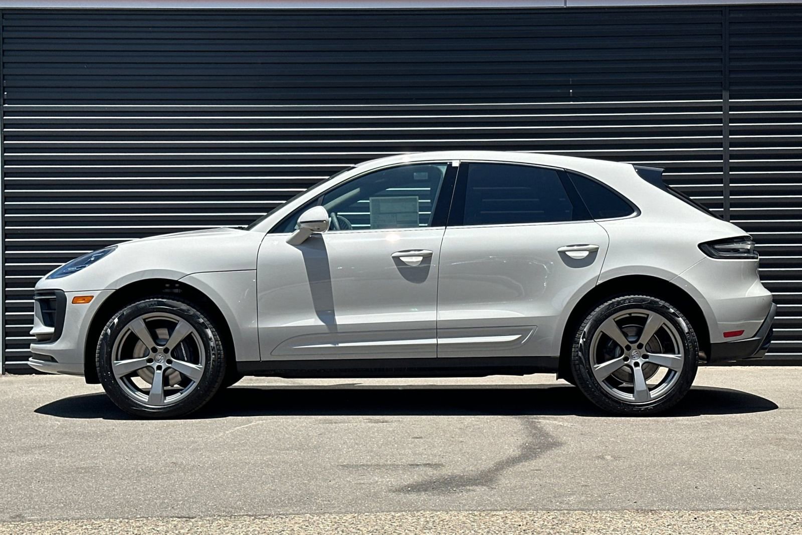 Certified 2025 Porsche Macan image 2