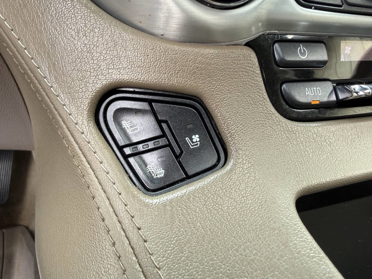 Used 2019 GMC Yukon XL SLT w/ Premium Edition AWD/4WD image 11