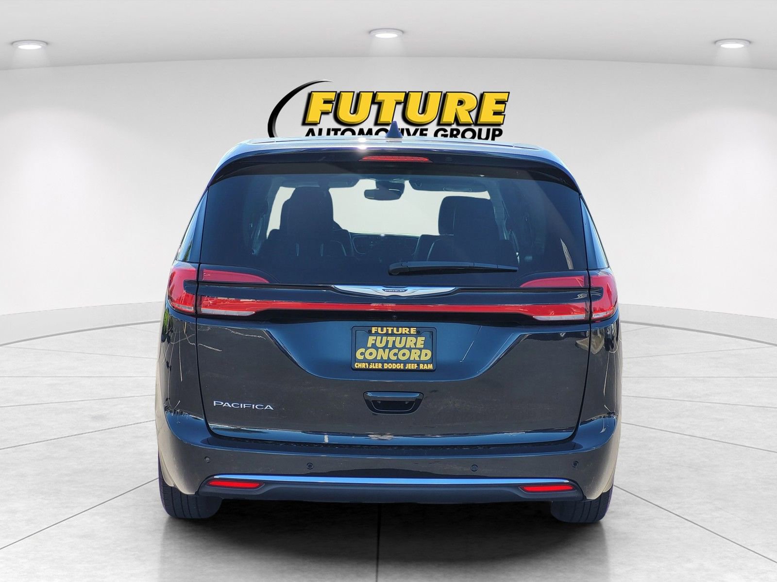 Used 2023 Chrysler Pacifica Touring-L FWD image 5