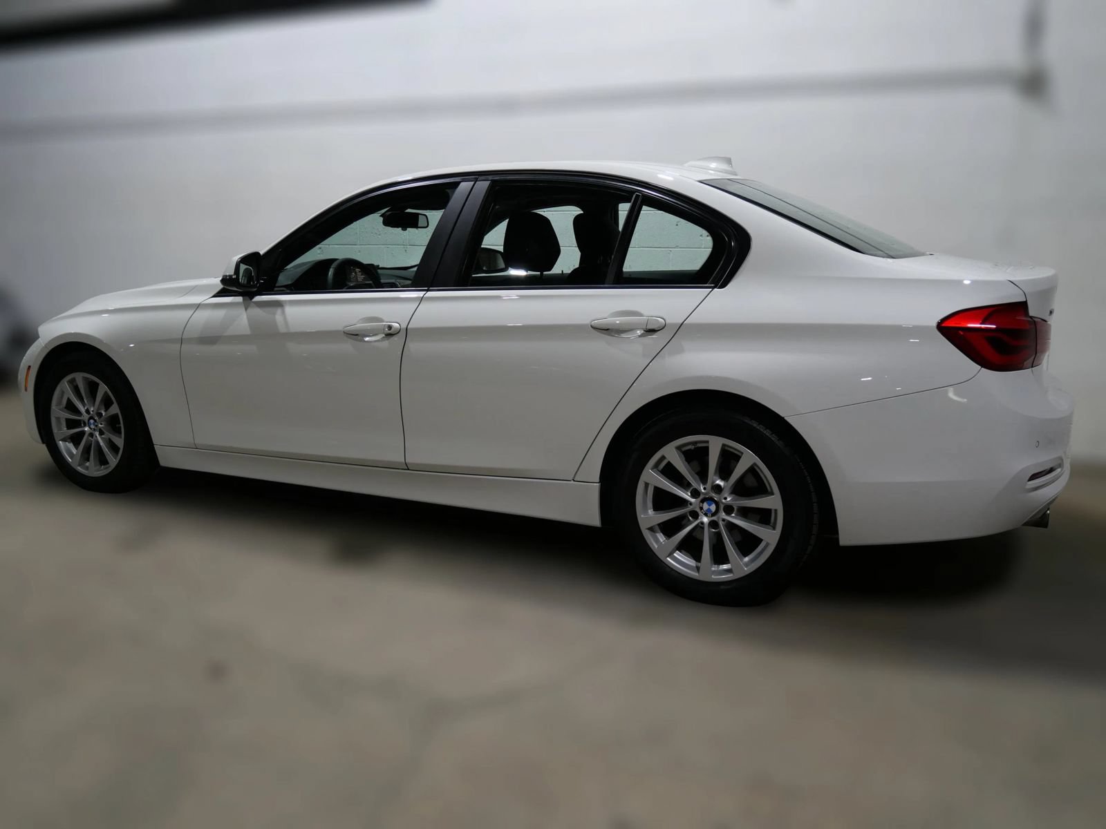 Used 2016 BMW 320i xDrive Sedan AWD/4WD image 4