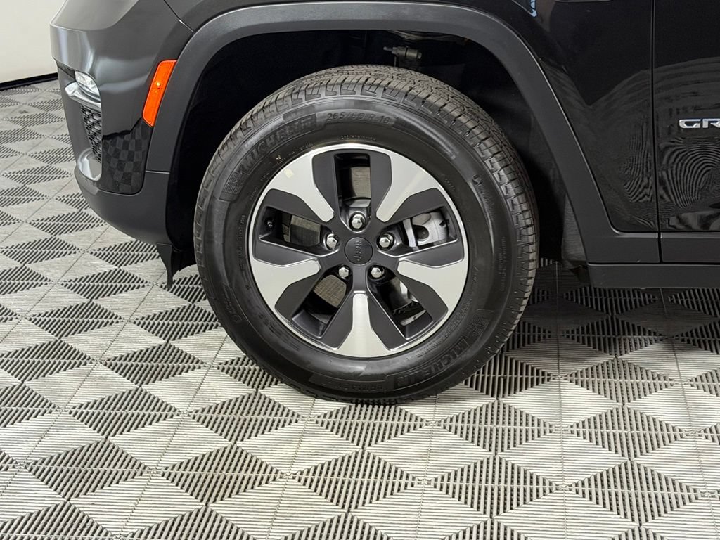 Used 2025 Jeep Grand Cherokee Limited 4xe AWD/4WD image 12