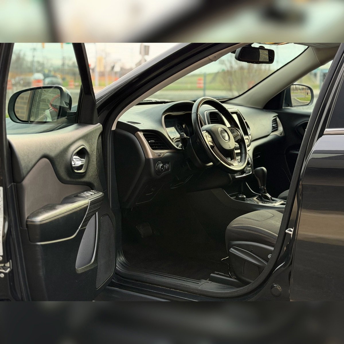 Used 2016 Jeep Cherokee Latitude w/ Cold Weather Group image 6