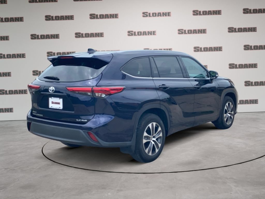 Used 2022 Toyota Highlander XLE AWD/4WD image 5