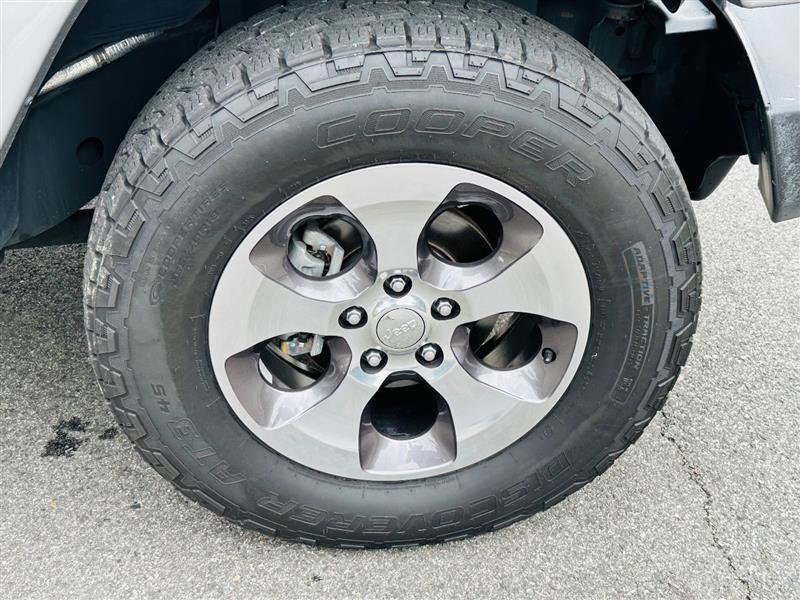 Used 2018 Jeep Wrangler Unlimited Sahara w/ Connectivity Group image 16