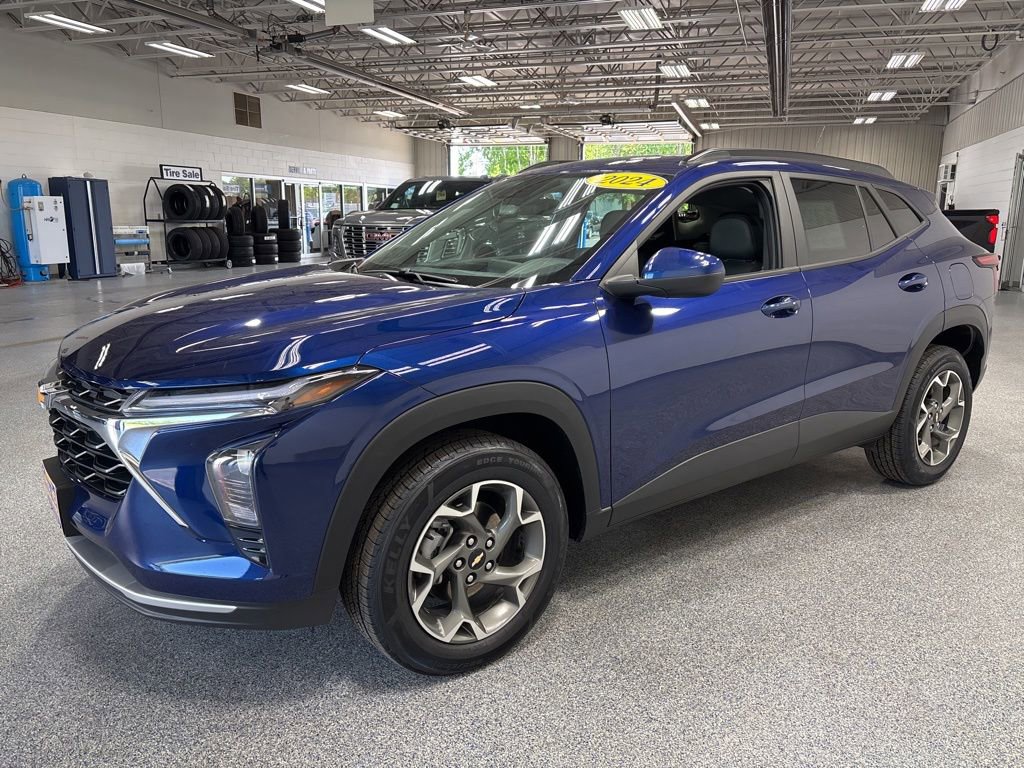 Used 2024 Chevrolet Trax LT w/ Driver Confidence Package FWD image 3