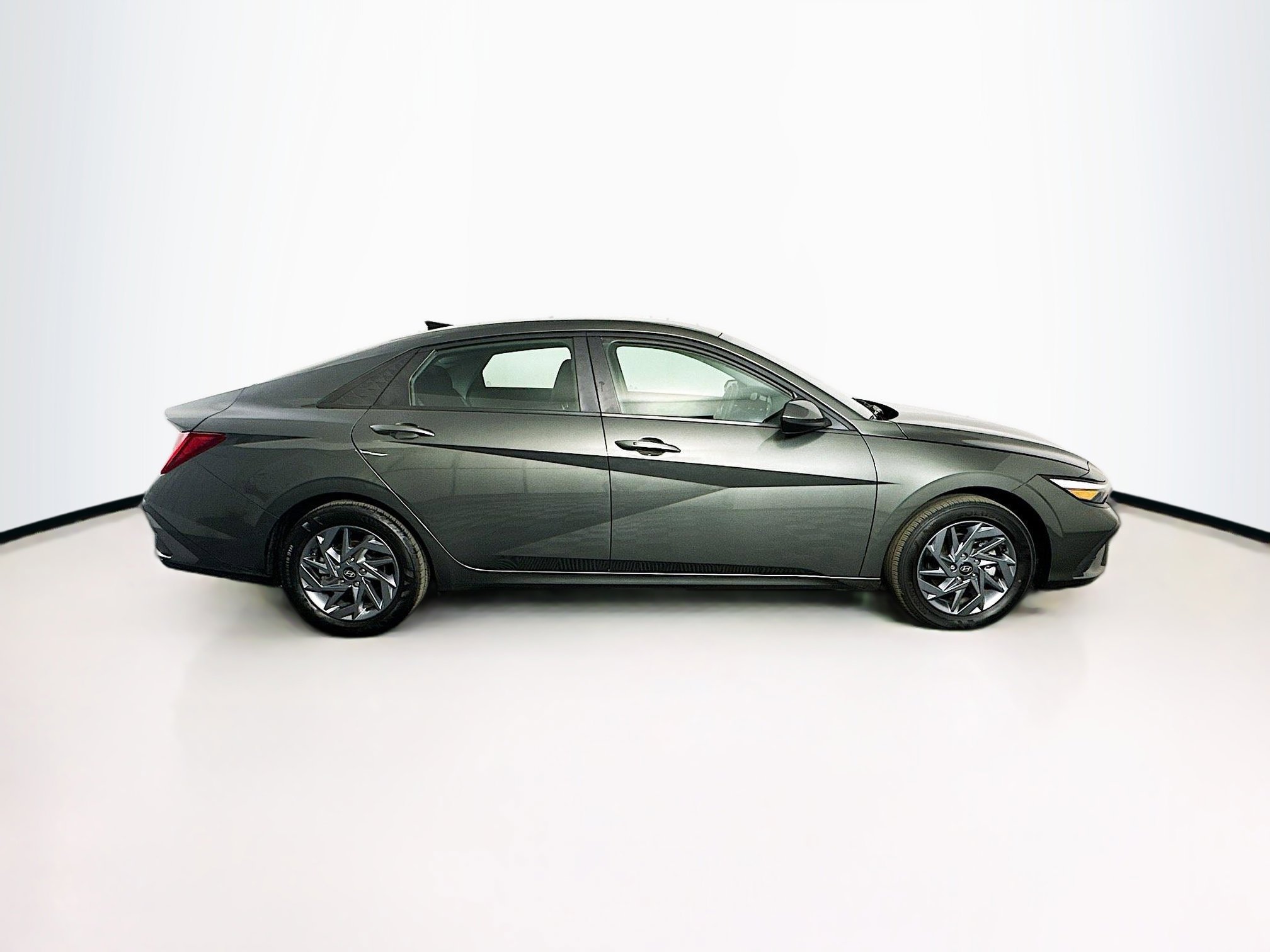 Used 2024 Hyundai Elantra Blue image 10