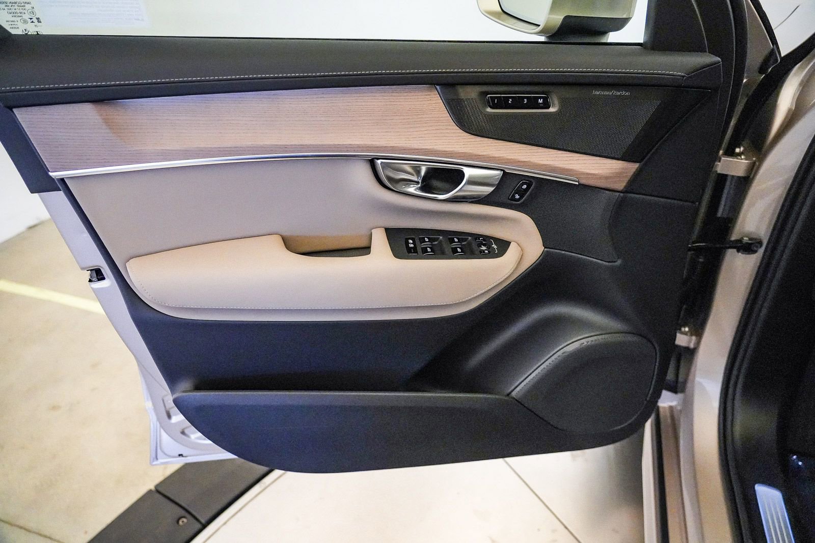 Certified 2026 Volvo XC90 T8 Plus w/ Protection Package Premier AWD/4WD image 22