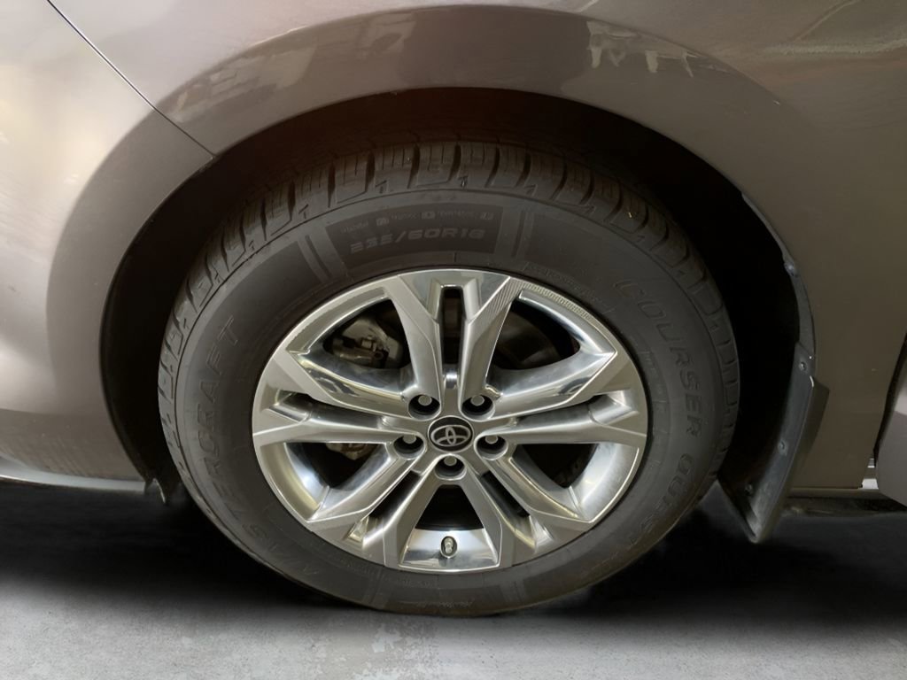 Used 2024 Toyota Sienna Platinum image 31