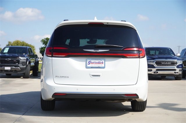 Used 2022 Chrysler Pacifica Touring image 8
