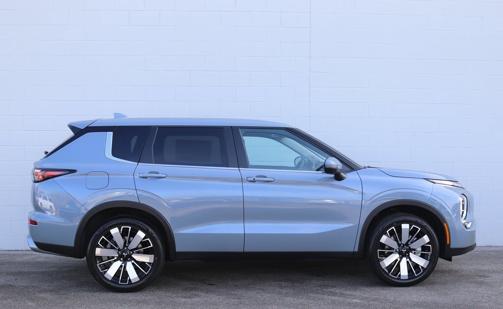 New 2026 Mitsubishi Outlander SE AWD/4WD image 2