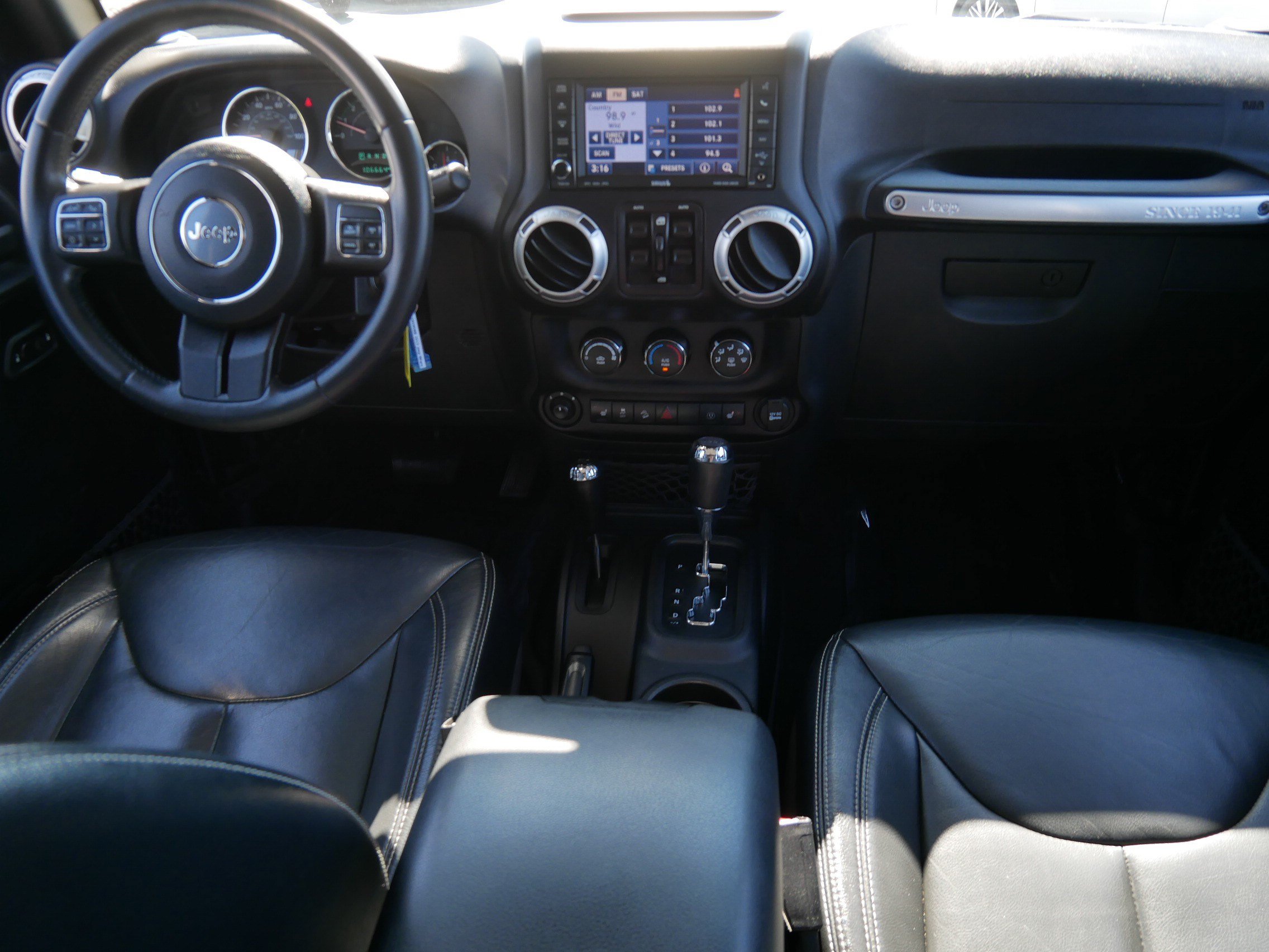 Used 2015 Jeep Wrangler Unlimited Rubicon w/ Connectivity Group AWD/4WD image 10