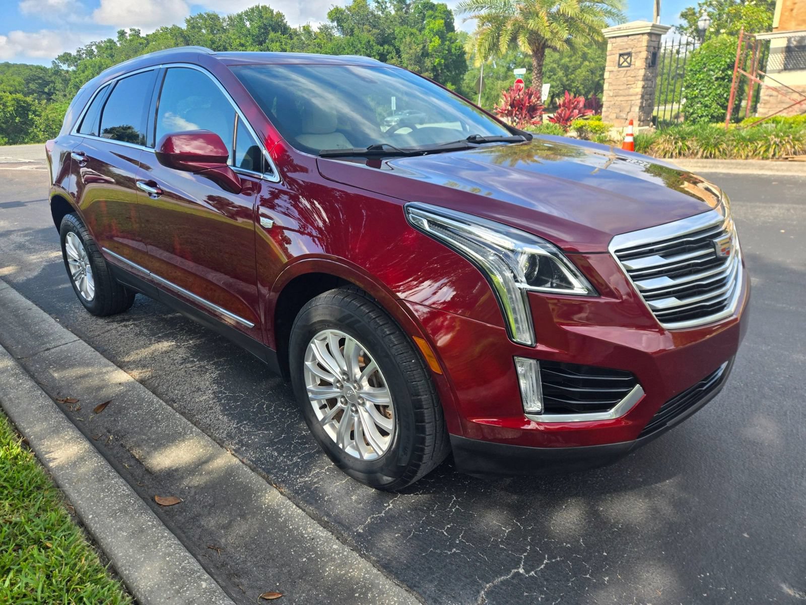 Used 2017 Cadillac XT5 FWD image 1