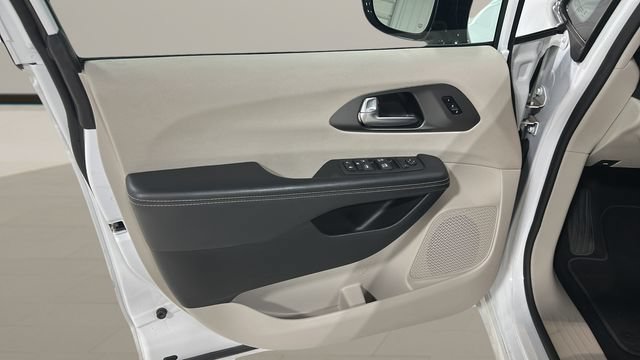 Used 2024 Chrysler Pacifica Touring-L FWD image 8