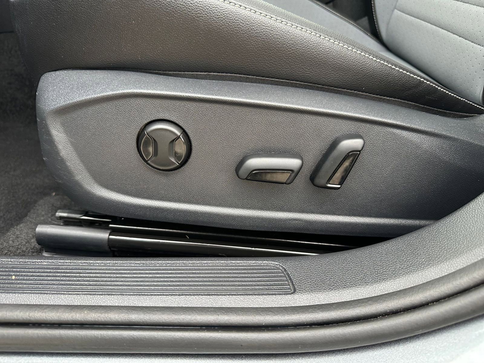 Used 2025 Volkswagen Jetta SE image 23