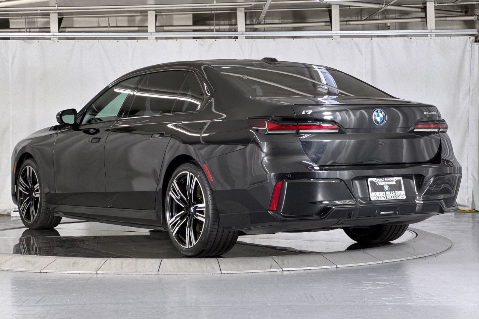 Used 2023 BMW i7 xDrive60 AWD/4WD image 3