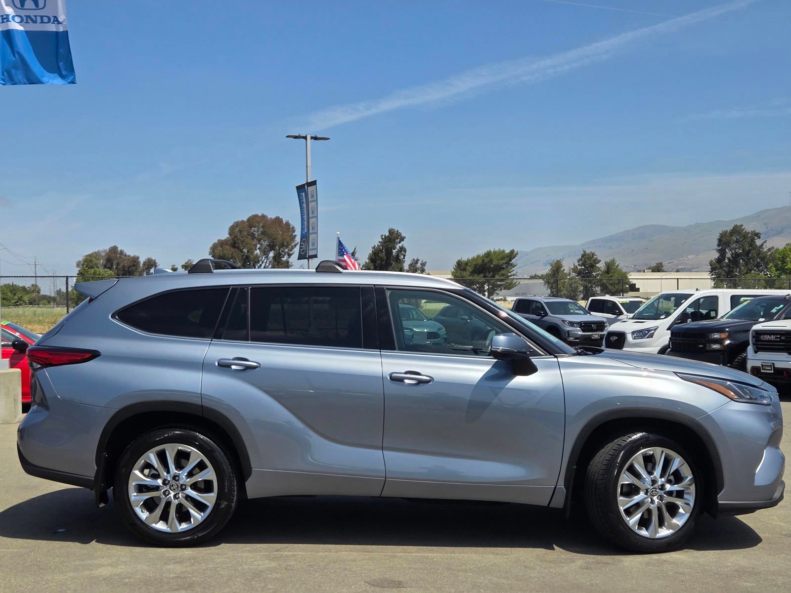 Used 2023 Toyota Highlander Limited FWD image 8