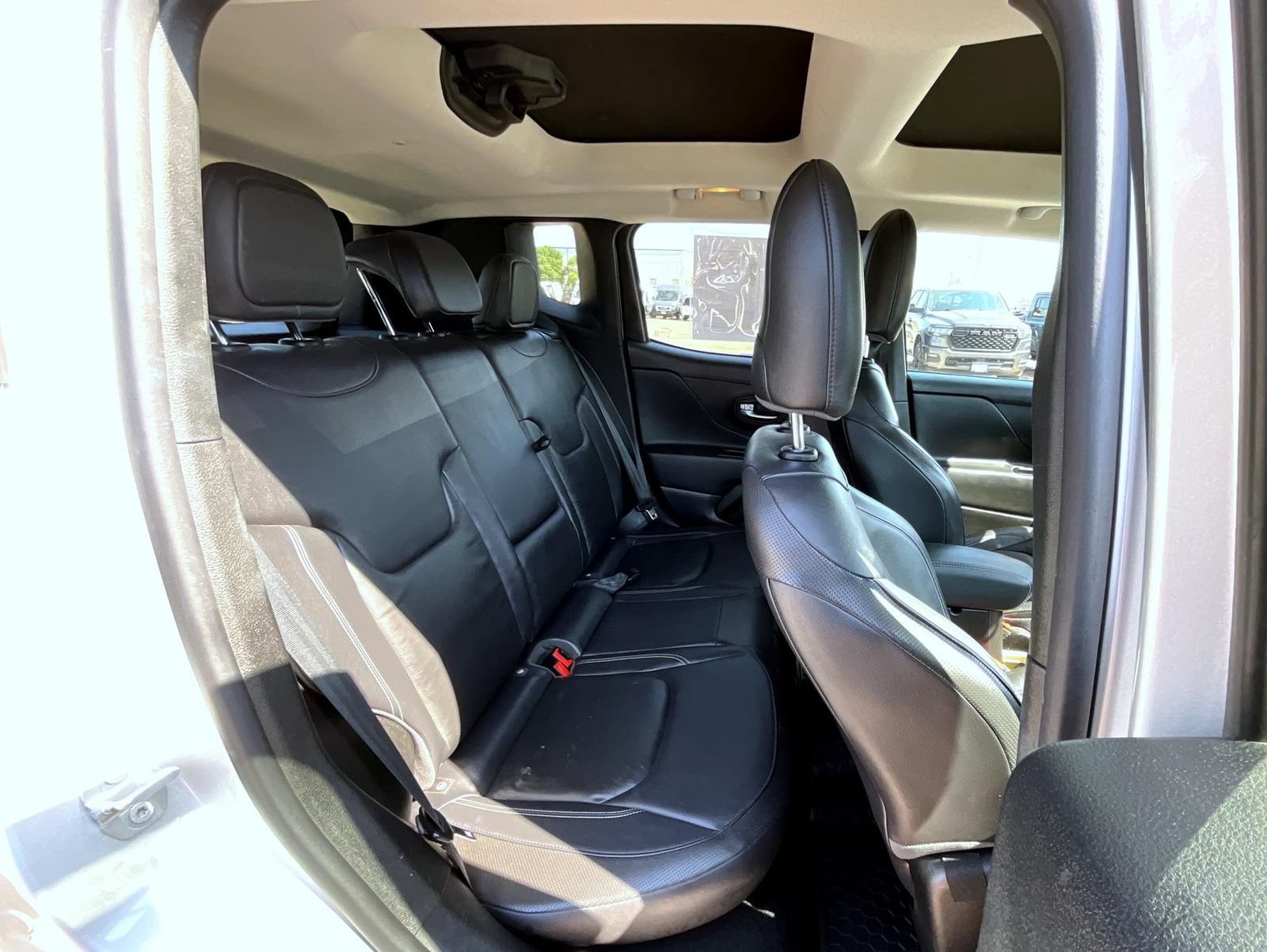 Used 2015 Jeep Renegade Limited w/ Premium Navigation Group AWD/4WD image 18