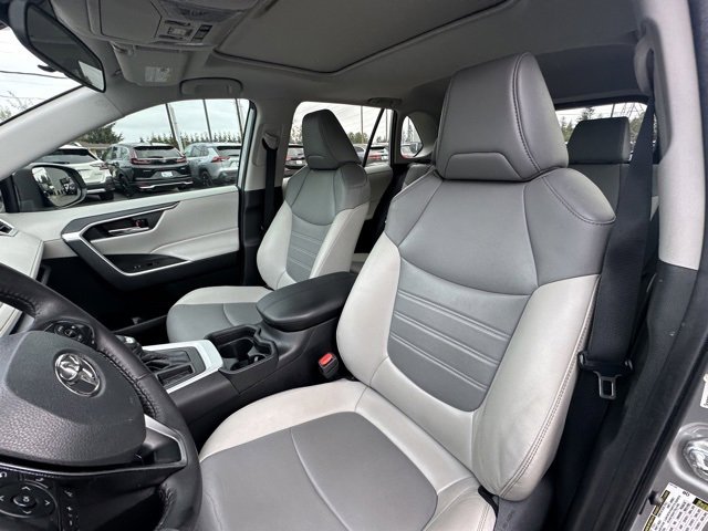 Used 2021 Toyota RAV4 XLE Premium image 11