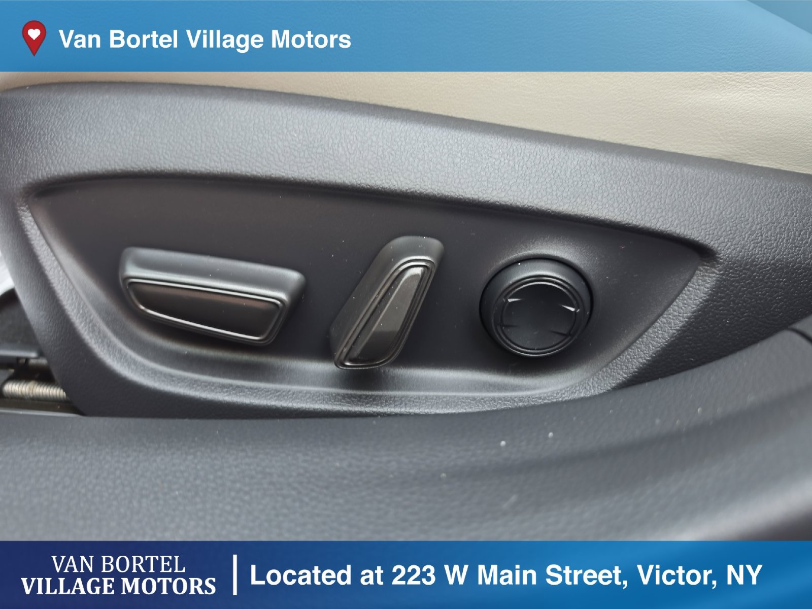 Used 2024 Toyota Prius XLE FWD image 12