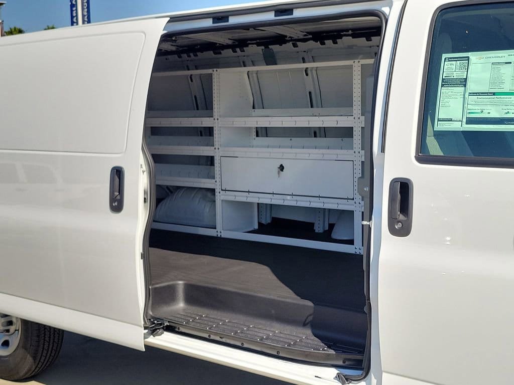 New 2026 Chevrolet Express 2500 Extended w/ Communications Package RWD image 16