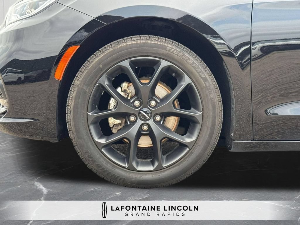 Used 2025 Chrysler Pacifica Limited FWD image 34
