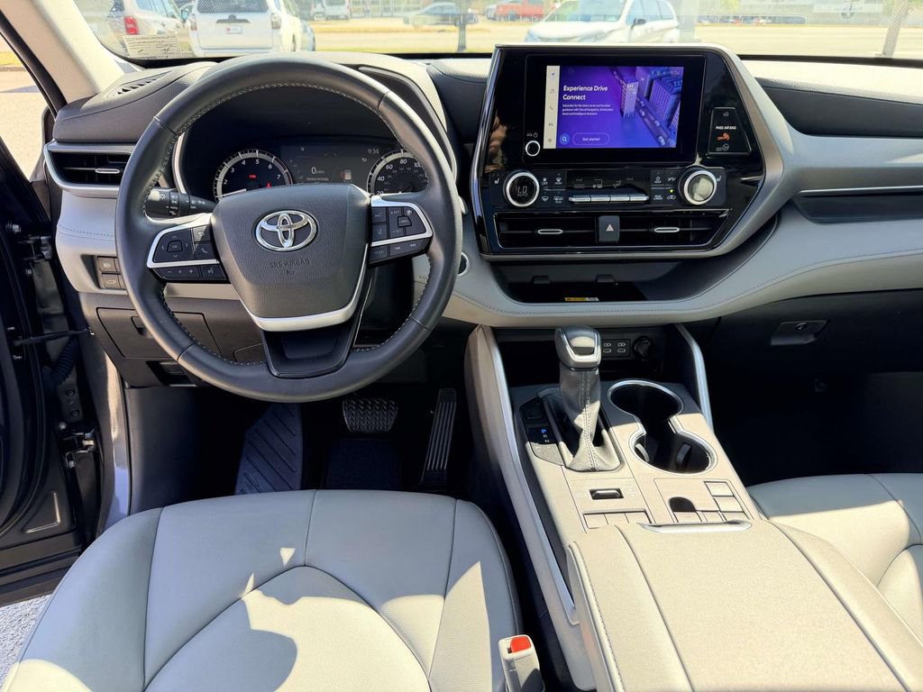 Used 2025 Toyota Highlander XLE AWD/4WD image 2