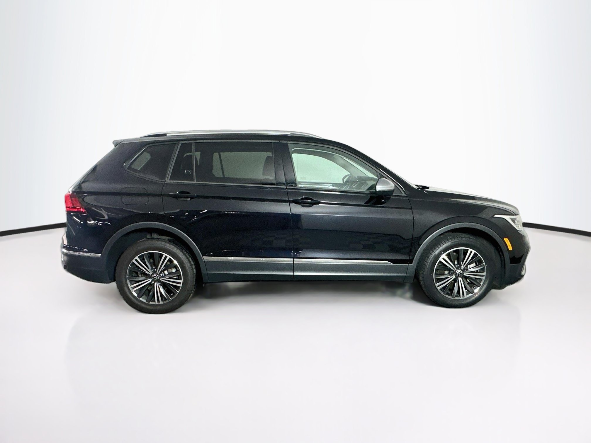 Used 2024 Volkswagen Tiguan Wolfsburg Edition FWD image 10