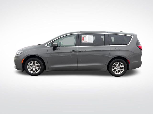 Used 2023 Chrysler Pacifica Touring-L FWD image 4