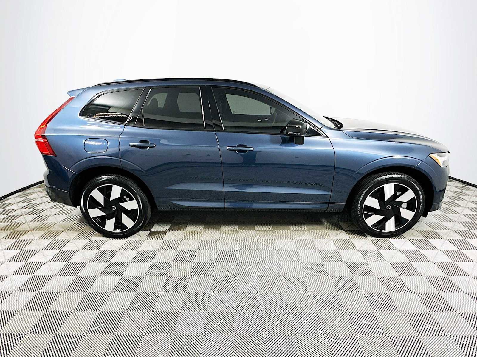 Certified 2025 Volvo XC60 T8 Plus w/ Protection Package Premier image 8