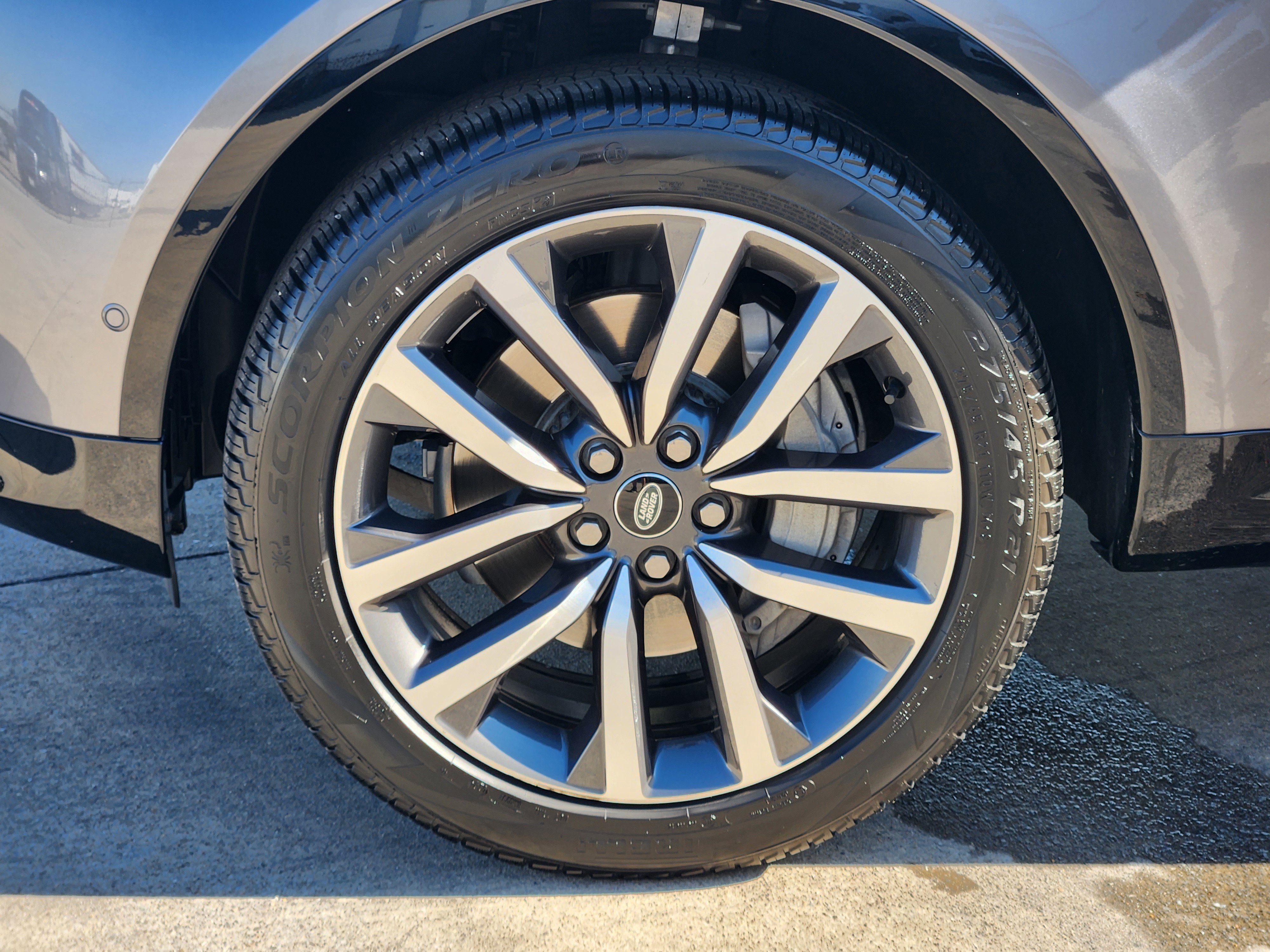 Certified 2024 Land Rover Discovery Dynamic SE image 11