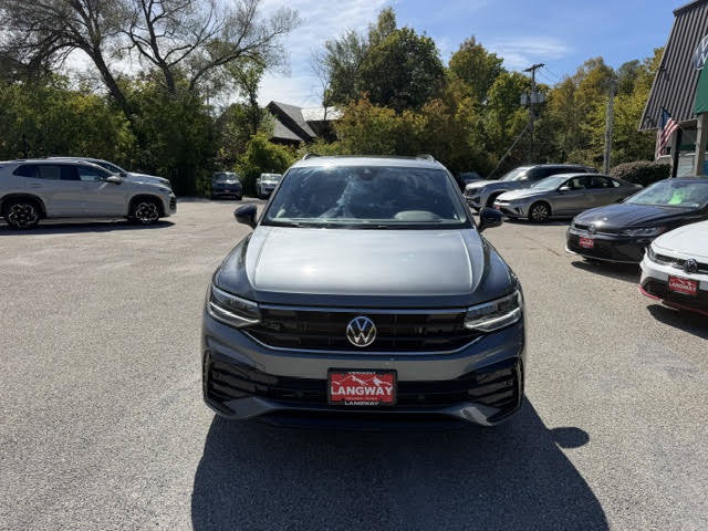 Used 2024 Volkswagen Tiguan SE R-Line AWD/4WD image 2