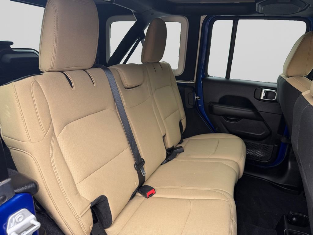 Used 2019 Jeep Wrangler Unlimited Sahara w/ Cold Weather Group AWD/4WD image 18