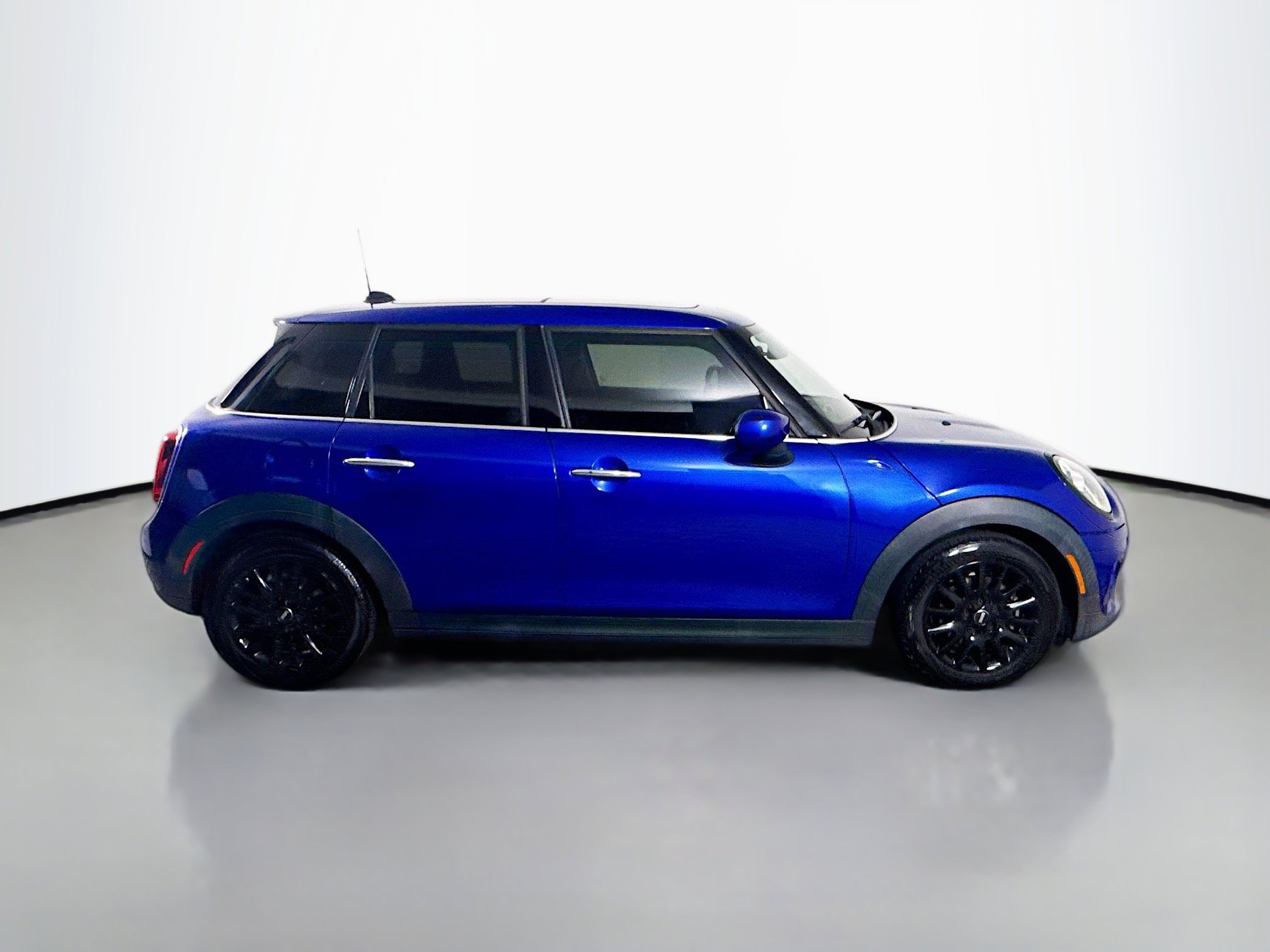 Used 2020 MINI Cooper 4-Door Hardtop image 11