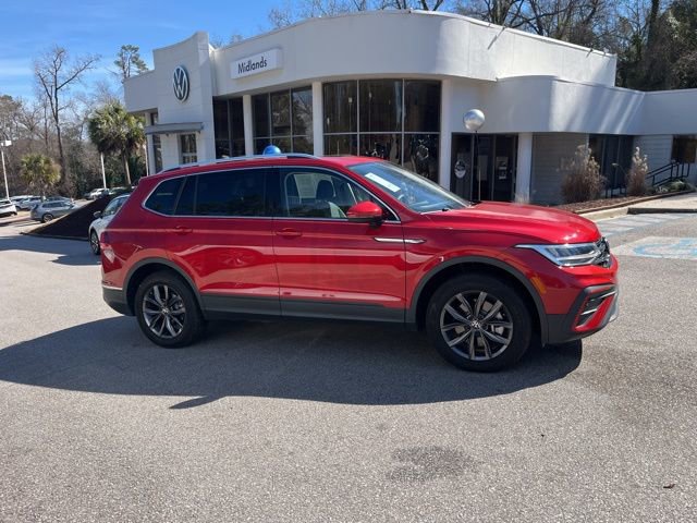 Used 2023 Volkswagen Tiguan SE w/ Panoramic Sunroof Package image 2