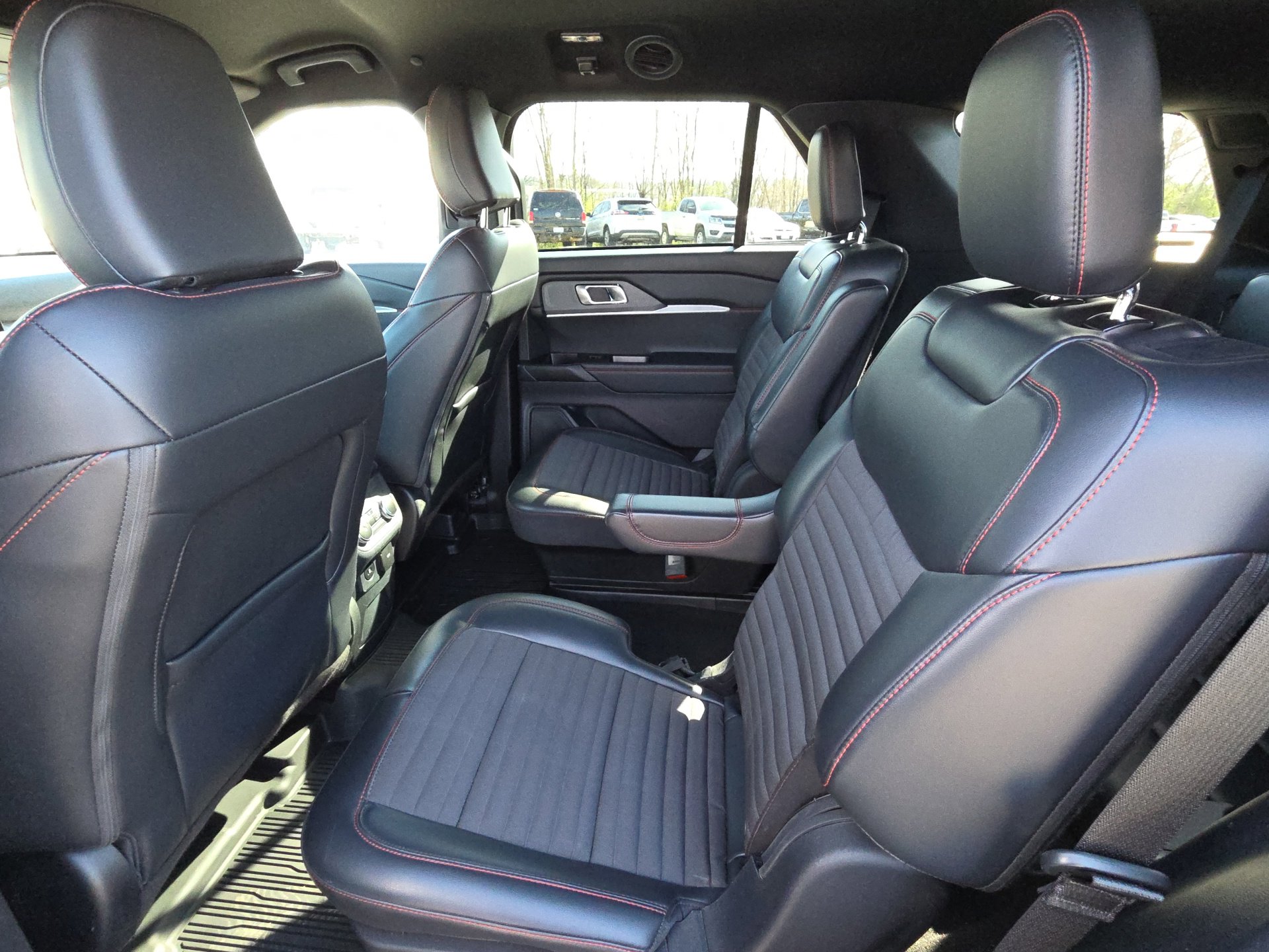 Used 2025 Ford Explorer ST-Line image 28