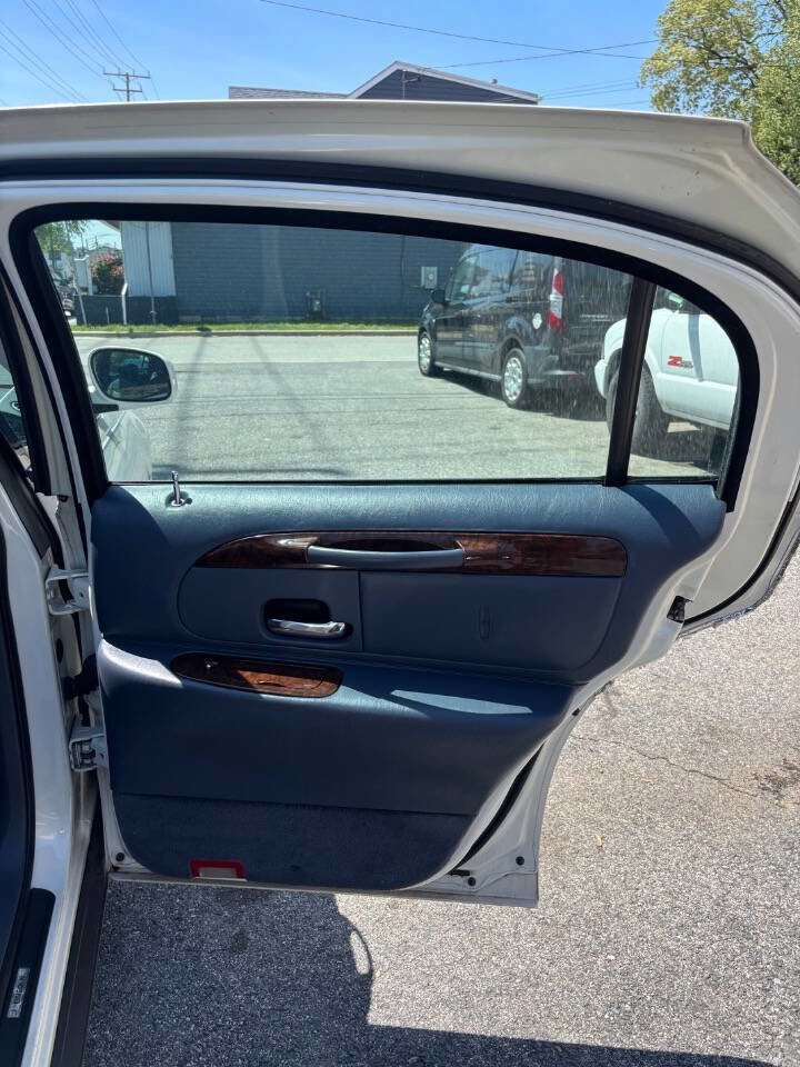 Used 2000 Lincoln Town Car Signature RWD image 15