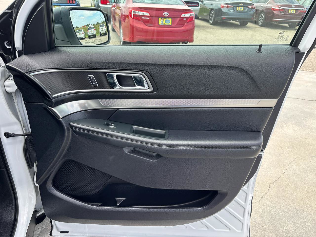 Used 2019 Ford Explorer XLT w/ Equipment Group 202A AWD/4WD image 27