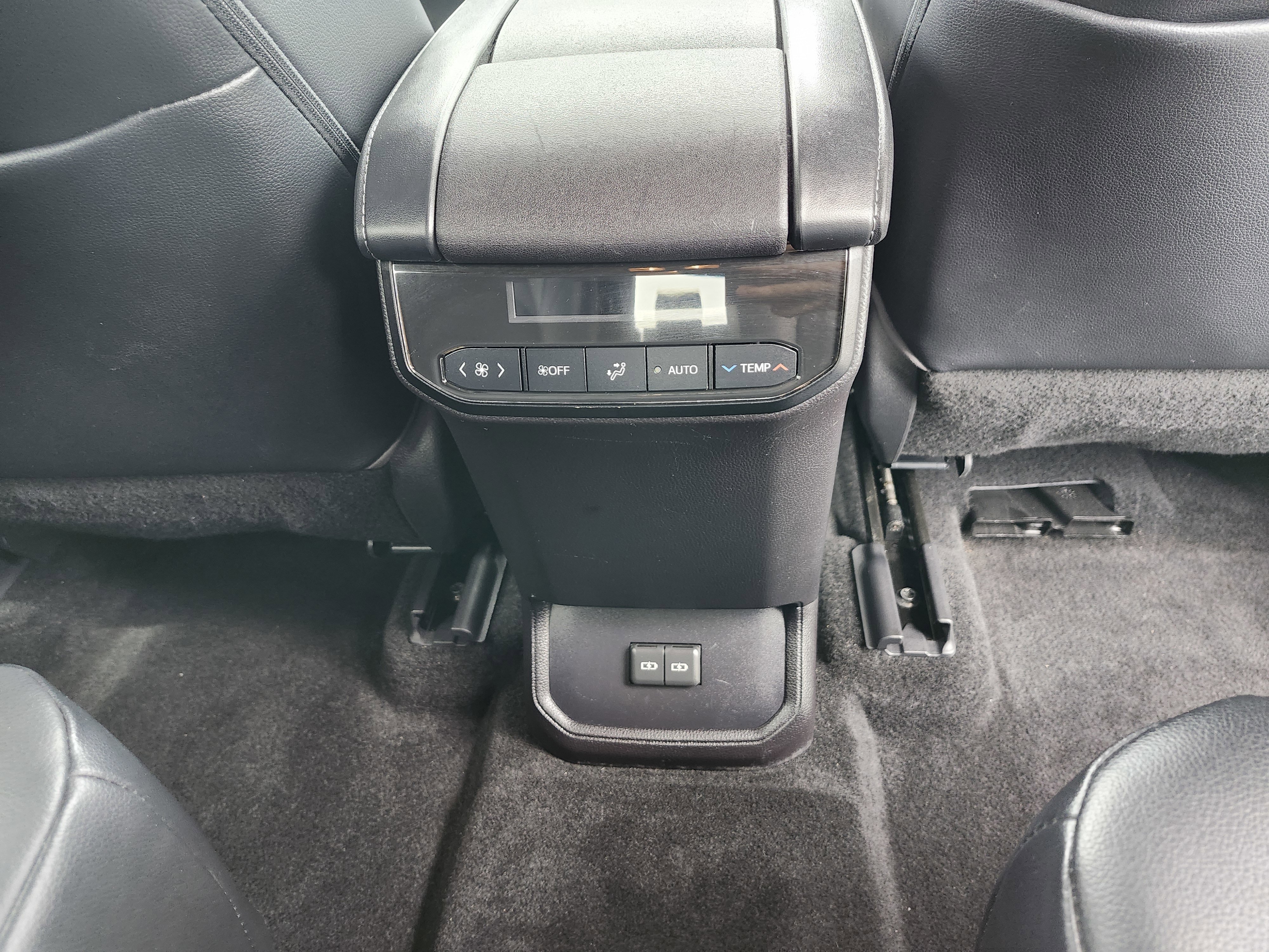 Used 2023 Toyota Highlander XLE FWD image 24