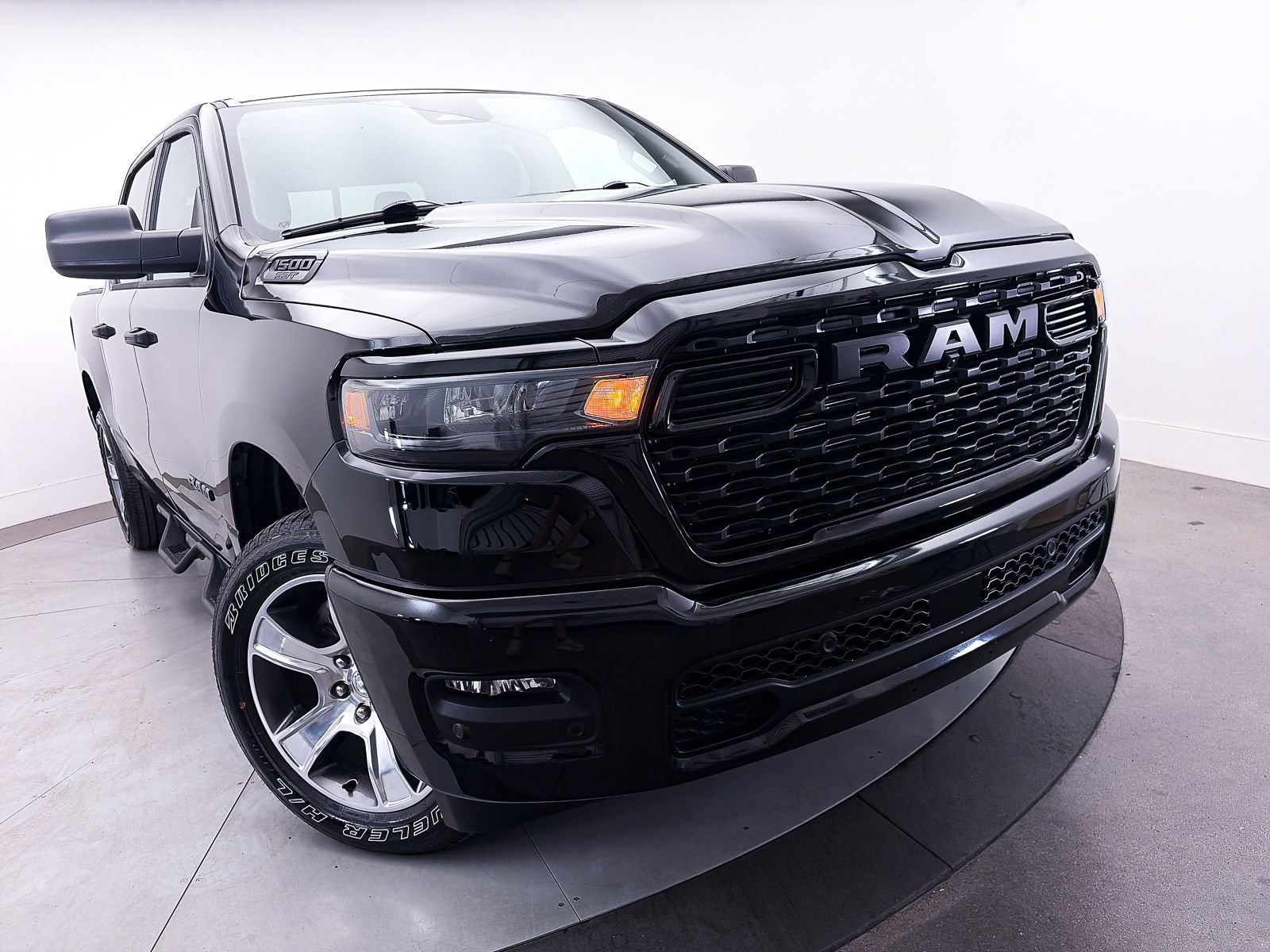 Used 2025 RAM 1500 Tradesman AWD/4WD image 3
