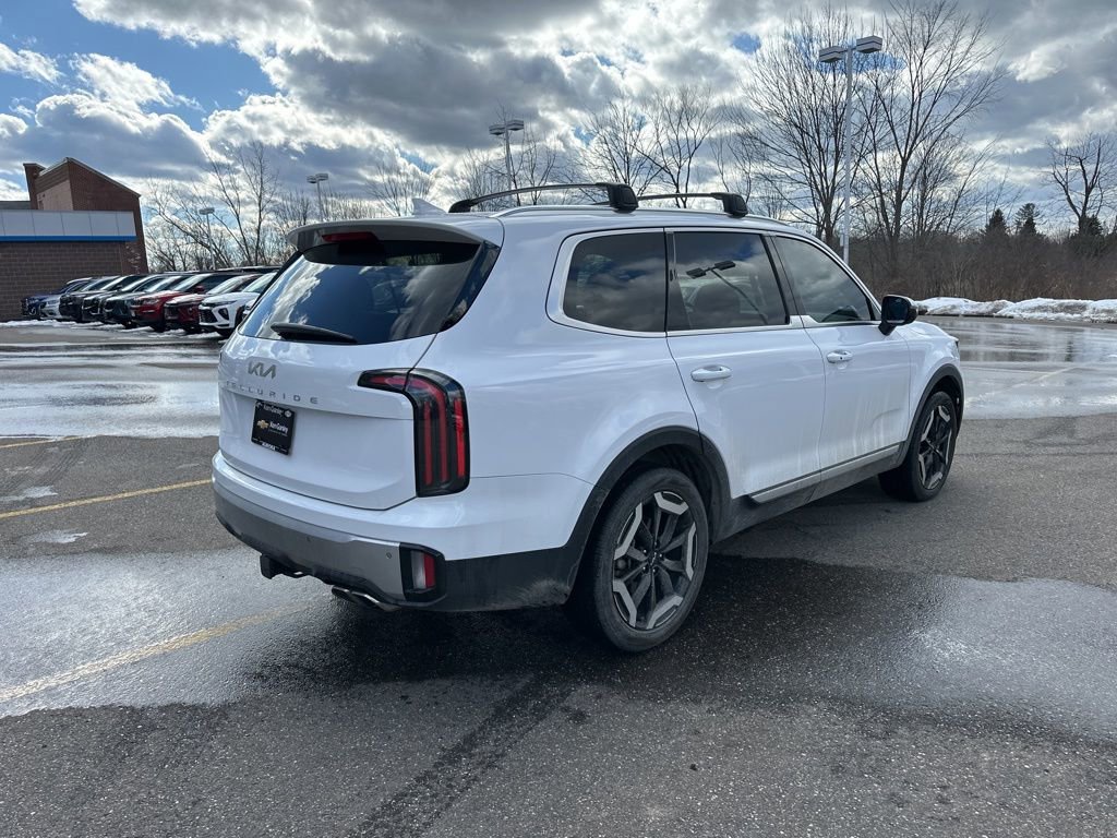 Used 2024 Kia Telluride EX w/ EX Captain's Chair Package image 9