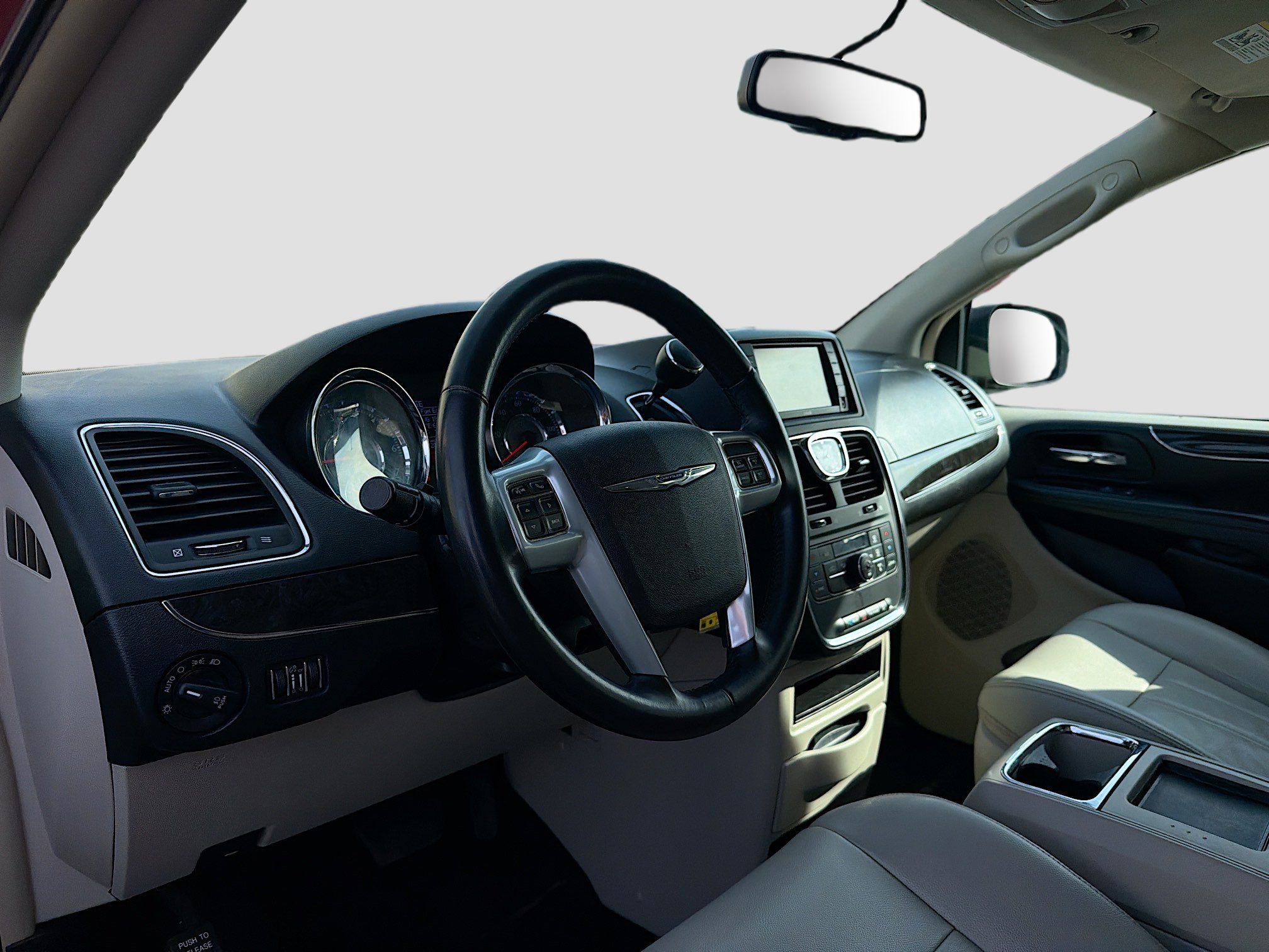 Used 2013 Chrysler Town & Country Touring image 4