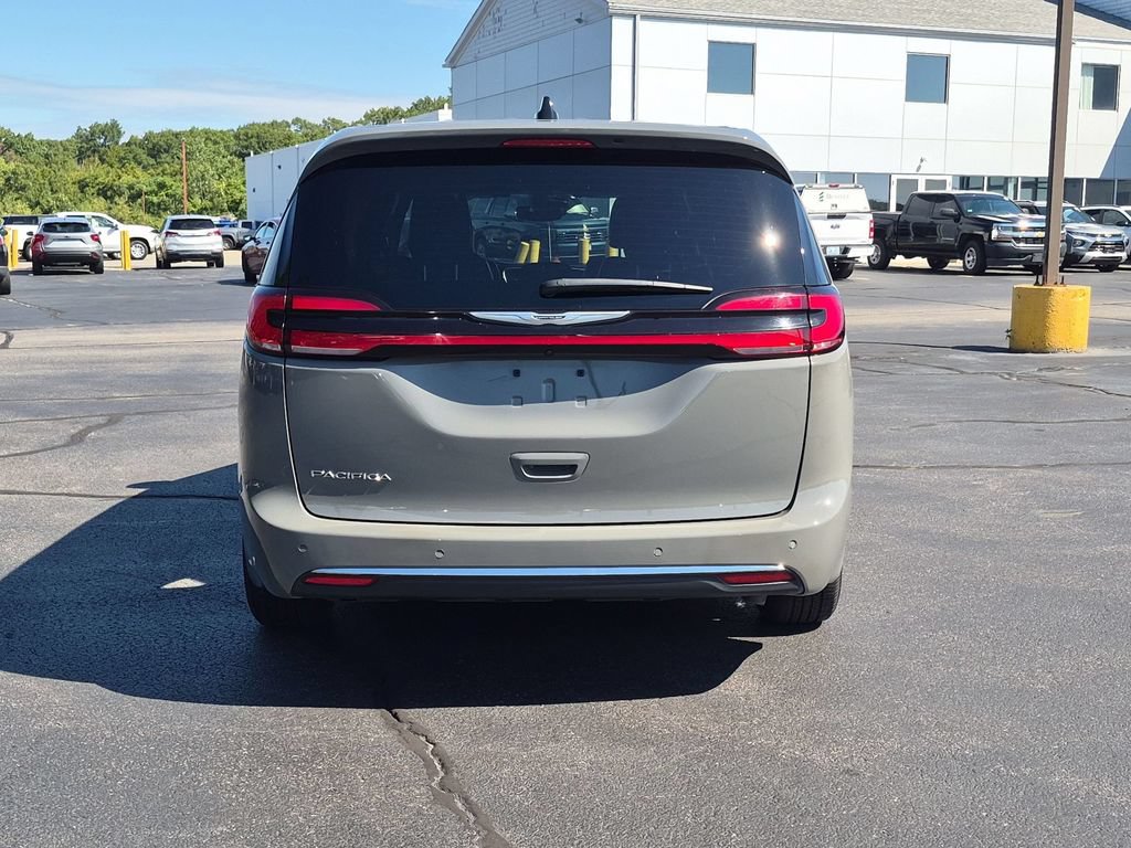 Used 2025 Chrysler Pacifica Select FWD image 5