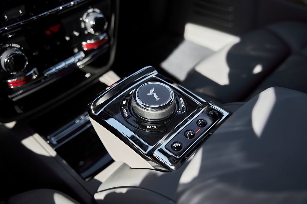Used 2025 Rolls-Royce Phantom Sedan RWD image 75