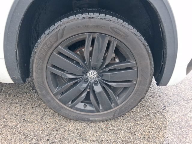 Used 2018 Volkswagen Atlas SEL w/ R-Line Package AWD/4WD image 16