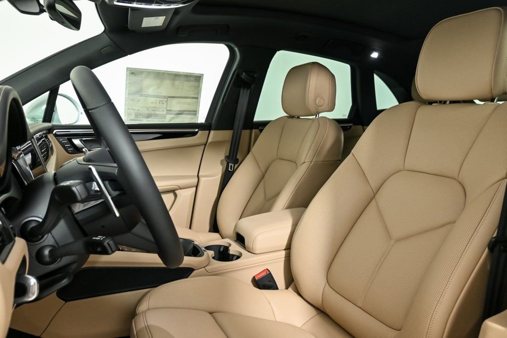 Certified 2025 Porsche Macan image 5